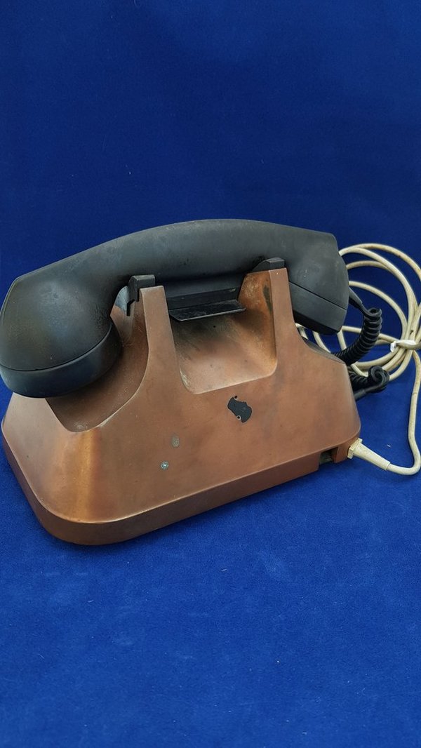 Antieke bronzen telefoon, hoorn van bakeliet. Jaren 20.