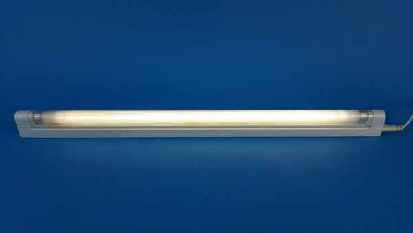 TL-lamp met armatuur, kunststof, 60 cm lang. TL-buis.