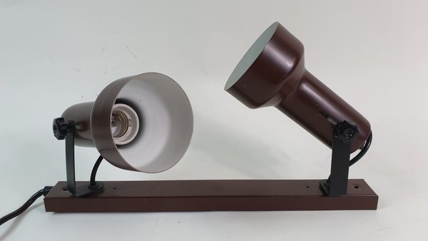 Vintage of retro wandlamp met 2 spots, bruin metaal.