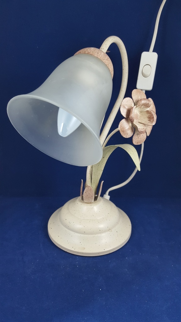 Vintage brocante tafellamp, metalen bloemen, glazen kap.