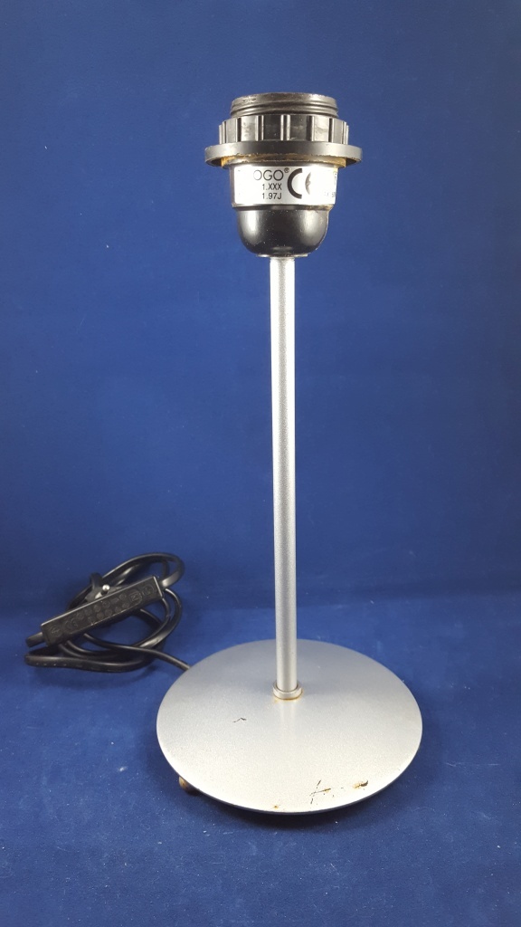 Tarogo lamp, lampvoet, zonder kap. Metaal. 26 cm hoog.