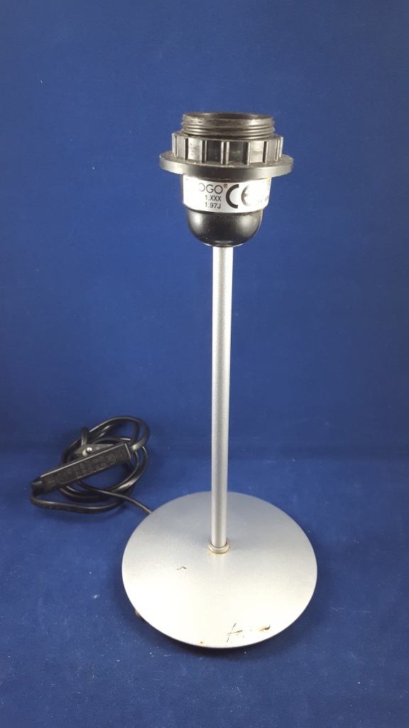 Tarogo lamp, lampvoet, zonder kap. Metaal. 26 cm hoog.