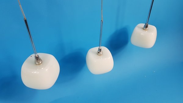 Hanglamp van chrome metaal met 5 glazen hangers / kapjes.