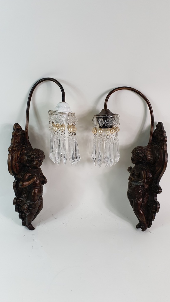 2 stuks antieke wandlampjes, engeltjes met hangers.