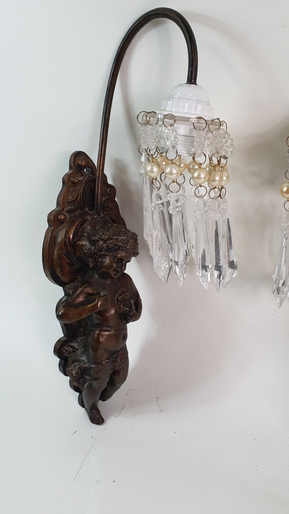 2 stuks antieke wandlampjes, engeltjes met hangers.