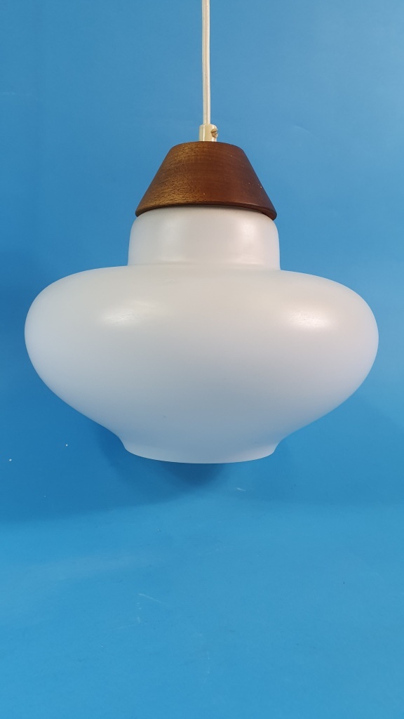 Vintage hanglamp, opaline glas kap, Philips Louis Kalff.