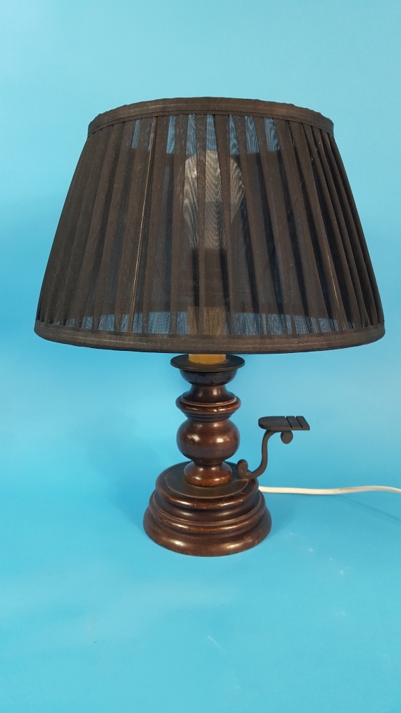 Vintage tafellamp eikenhout voet, plisse zwarte stof kap.