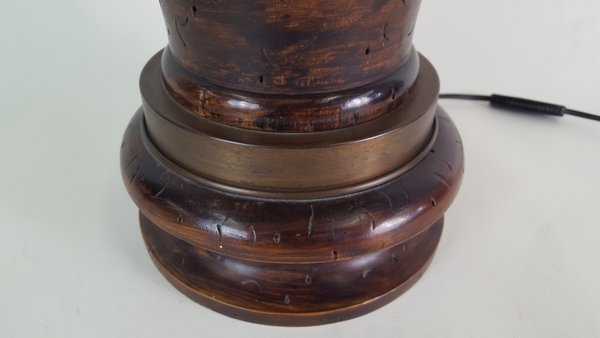 Antieke tafellamp, houten basis uit 1886, nieuwe kap.