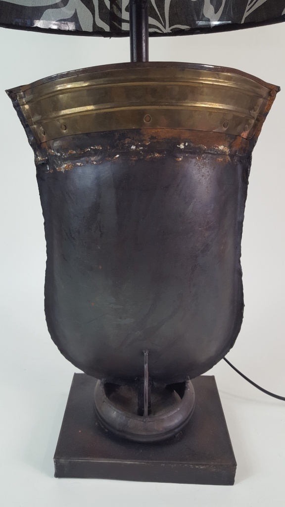 Brocante tafellamp, oude Helm, metaal. Met grote kap.