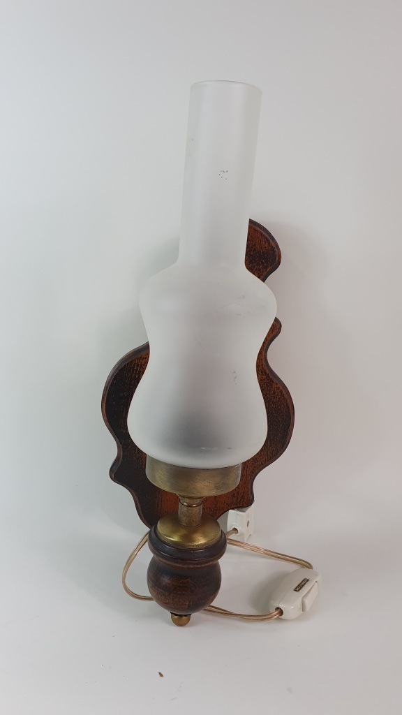 Vintage wandlamp, hout, brons en glazen kap.