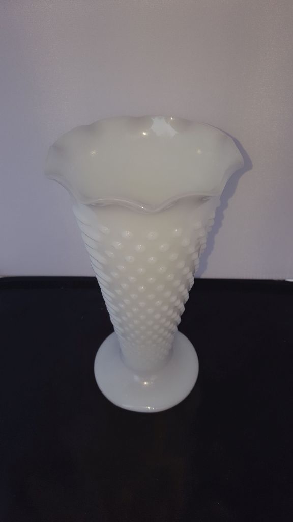 Vintage witte melkglas vaas met hobnail motief. 24cm.