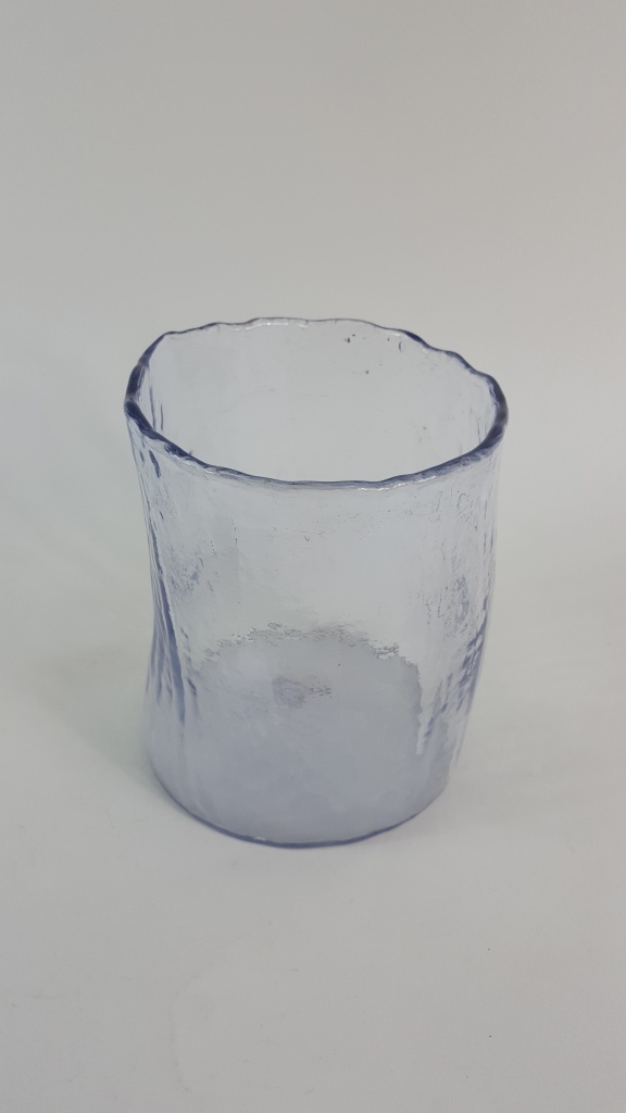 Paarse vaas, geblazen glas met boomschors motief.