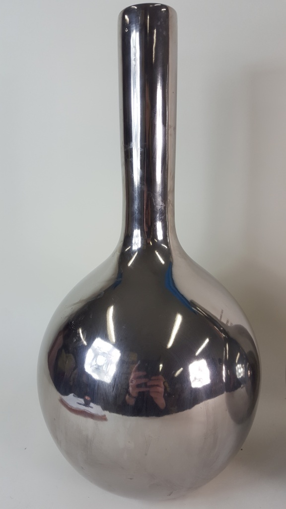 2 design vazen, metaal zilverkleur geschilderd, bol vorm.
