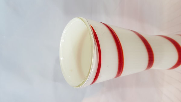 Grote geblazen vaas in wit met rode spaghetti slinger. VIT